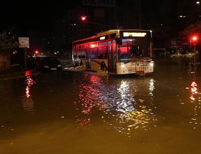 İzmir'de sağanak nedeniyle bazı yollarda su birikintileri oluştu