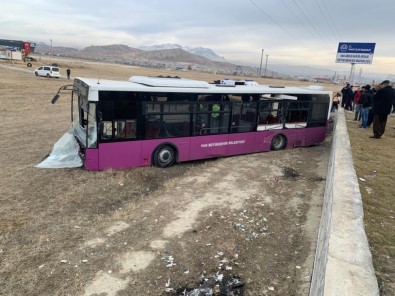 Kamyonla Otobüs Çarpıştı Açıklaması 19 Yaralı