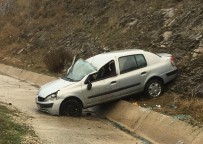 YURTBAŞı - Kayganlaşan Yol Kazaya Sebep Oldu Açıklaması 2 Yaralı