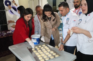 Kaymakam Eşi Tarafından Süslenen Pastalar Kız Öğrencilere İkram Edildi