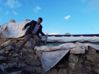 BAYRAK YARIŞI - Mahalle Muhtarı Zenginden Alıp Fakire Veriyor