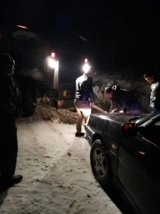Mersin'de Karda Mahsur Kalan 12 Araçtaki Vatandaşlar Kurtarıldı