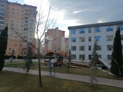 Şiddetli Rüzgar Çatıları Uçurdu