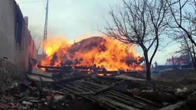 Tosya'da Çıkan Yangında Ev Samanlık Ve Ambar Yandı