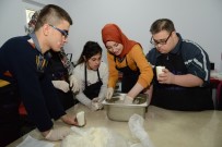 SOSYAL SORUMLULUK PROJESİ - Üniversite Öğrencileri Engellilerle Bir Araya Geldi