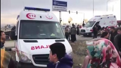 Van'da Belediye Otobüsü Kamyona Çarptı Açıklaması 19 Yaralı