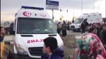 YÜZÜNCÜ YıL ÜNIVERSITESI - Van'da Belediye Otobüsü Kamyona Çarptı Açıklaması 19 Yaralı