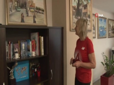 73 Yaşındaki Gezgin Rosie Swale Pope, Türk Çayı İçti, Atatürk Posteri Önünde Poz Verdi