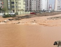 KÜRKÇÜLER - Adana'da Otomobil Sele Kapıldı