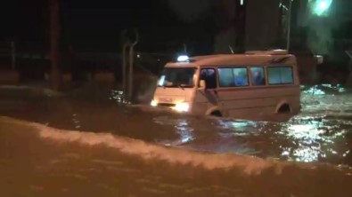 Adana'da Şiddetli Yağmur Nedeniyle Okullar Tatil Edildi