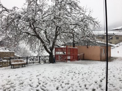 Adana'nın Feke İlçesinde Kar Yolları Kapattı