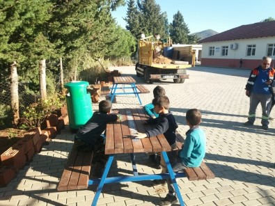 Alanya'da Okul Ve Camilere Bank Ve Piknik Masası