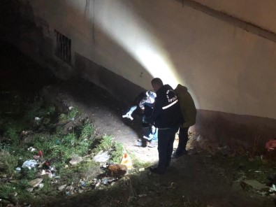 Ankara'da 'Dur' İhtarına Uymayan Araçtan Atlayan Şüpheli Kalaşnikof Ve Tabanca Düşürdü