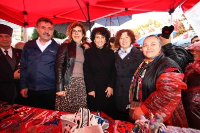 Bayraklı'da Kadınlardan Yeni Yıl Pazarı