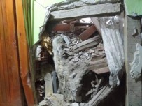 SAĞANAK YAĞMUR - Dağdan Kopan Kayalar Evin Çatısına Düştü, Facianın Eşiğinden Dönüldü