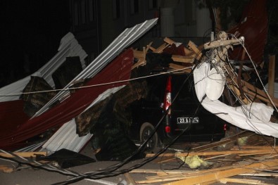 Elazığ'da Fırtına Direkleri Devirdi, Çatı Uçurdu