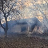 YANGINA MÜDAHALE - Elazığ'da Metruk Evde Yangın