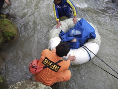 Endonezya'da Otobüs Nehre Uçtu Açıklaması 25 Ölü