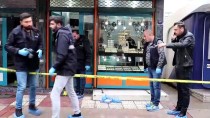 KAÇıŞ - GÜNCELLEME - İzmir'de Kuyumcu Soygununda 2 Kişi Silahla Yaralandı