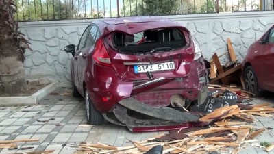 Hatay'da Fırtına Nedeniyle Kopan Çatı Otomobillerin Üzerine Düştü