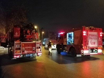 Kadıköy'de Alevler Geceyi Aydınlattı