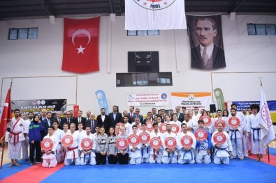 Kartepe'de Karate Şampiyonları Belli Oldu