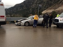 Kayganlaşan Zeminde Kontrolden Çıkan Otomobil Bariyerlere Çarptı Açıklaması 3 Yaralı