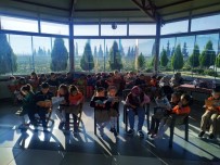 REHABILITASYON - Minik Öğrenciler, Yaşlı Ve Engellilere Kitap Okudu