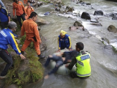 Otobüs Nehre Uçtu Açıklaması 25 Ölü