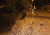 TOPRAK KAYMASI - Samandağ'da Aşırı Yağış Sonrası Yol Çöktü
