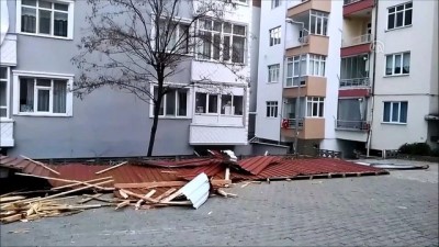 Samsun'da Rüzgar Nedeniyle Uçan Çatı Otomobillere Zarar Verdi