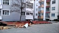 Samsun'da Rüzgar Nedeniyle Uçan Çatı Otomobillere Zarar Verdi