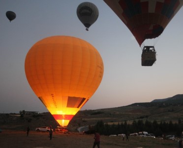 2019 Yılında Pamukkale'de 35 Bin Yamaç Paraşütü, 50 Bine Yakın Balon Uçuşu Yapıldı