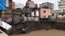 TOPRAK KAYMASI - Adana'da Sağanak Nedeniyle Bir Evin Giriş Kısmı Yıkıldı