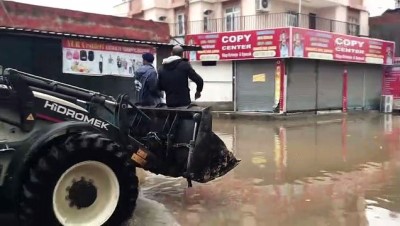 Adana'da Su Baskınında Mahsur Kalanlara İş Makinesiyle Ekmek Dağıtıldı