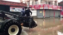 HALK EKMEK - Adana'da Su Baskınında Mahsur Kalanlara İş Makinesiyle Ekmek Dağıtıldı
