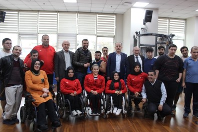 Alişan'dan Görme Engellilere Anlamlı Destek