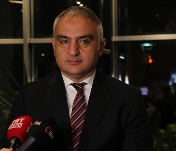 Bakan Ersoy, Engelli Sanatseverlerle Birlikte 'Lüküs Hayat'ı Seyretti