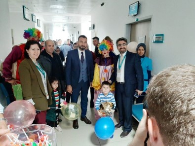 Burhaniye'de Üniversiteli Gençler Hastanede Yatan Çocuklarla Buluştu