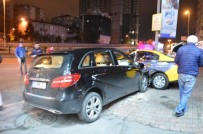 BÜYÜKDERE - Büyükdere Caddesinde Taksi İle Ticari Araç Çarpıştı Açıklaması 3 Yaralı