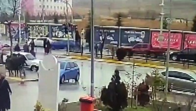 Çorum'da Otomobilin Çarptığı 2 Kişi Yaralandı