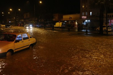DSİ Ait Sulama Kanalı Taştı Ana Yol Sular Altında Kaldı