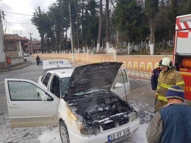 Dursunbey'de Alev Alan Otomobili İtfaiye Söndürdü
