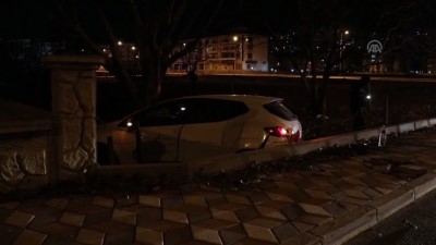 Elazığ'da Otomobil Ağaca Çarptı Açıklaması 2 Yaralı
