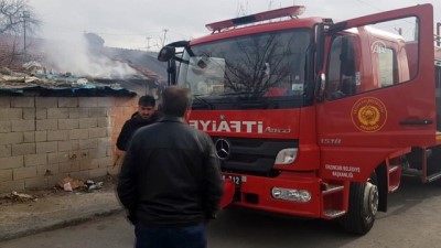 Erzincan'da Metruk Bina Yangını