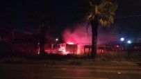 İzmir'de Servis Bakım Alanında Yangın Açıklaması 6 Araç Yanarak Küle Döndü