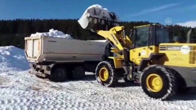 Kars'ta Yapılacak Şehit Heykelleri İçin Kamyonlarla Kar Taşınıyor