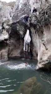 Kastamonu'da Horma Kanyonu'nda Suya Düşen Karaca Kurtarıldı