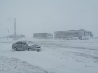 Kayseri'de Tipi Nedeniyle Otomobil Ve Tırlar Yolda Mahsur Kaldı