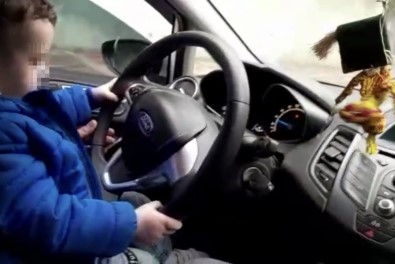 Küçük Çocuğa Otomobil Kullandıran Sorumsuz Sürücü Kamerada